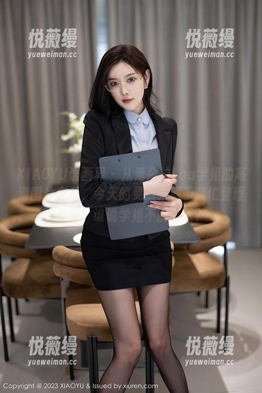 XIAOYU语画界 - 从潘朵拉Laa学姐的高清图片来看，今天的灵感来源于帮忙整理书架！谁说学姐不能时髦？