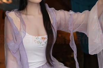 Xiuren秀人网 – UU酱在她的在线写真中，皮衣背后似乎隐藏着点什么呢？