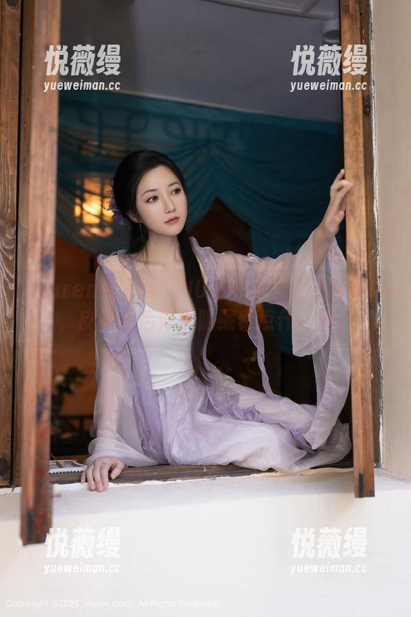 Xiuren秀人网 - UU酱在她的在线写真中，皮衣背后似乎隐藏着点什么呢？