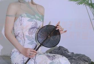 Xiuren秀人网 – 看来奶瓶子的全套又来了，长腿展示得让人停不下眼。