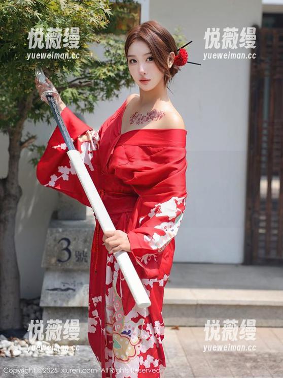 Xiuren秀人网 - 林文文yooki的户外私拍——背影里的花海，不小心踢到了一只小石头