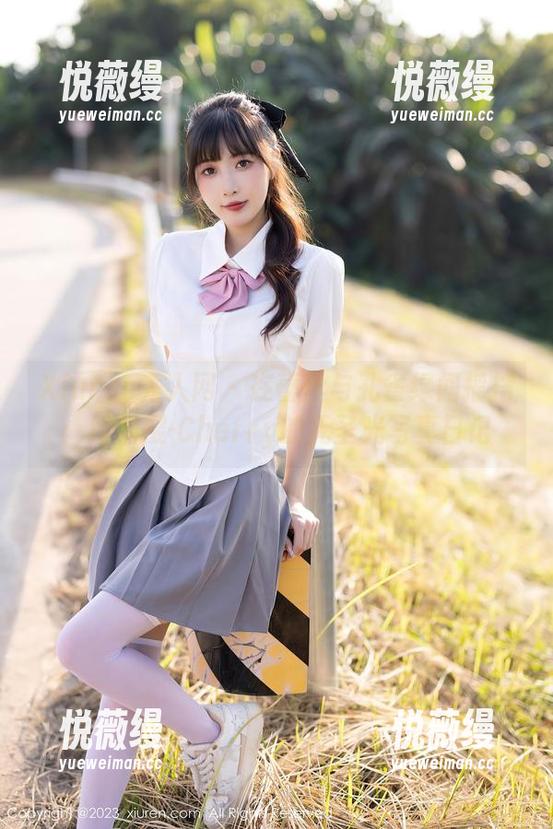 Xiuren秀人网 - 在蕾丝与孔雀绿间摇摆：绯月樱-Cherry的无圣光写真日记