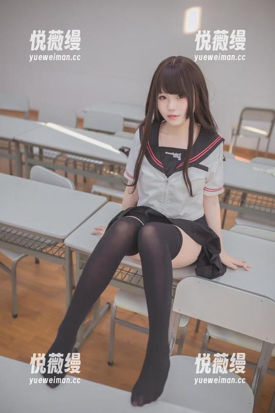 Yoko宅夏水手服黑丝私拍，夏天的气息炸开了!