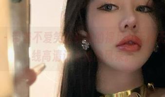 微密圈 – 带着不爱笑的赛琳的裸足，无拘无束，在线高清记录她的风采。