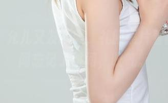 丽柜 – 允儿又发新照，礼服照片看得我瞬间忘记了时间，叹气。