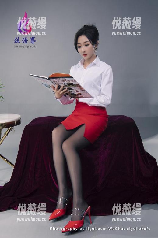 丽柜 - 桃子的裸足，高清晰度的白沙滩，脚趾头在欢快的跳舞？