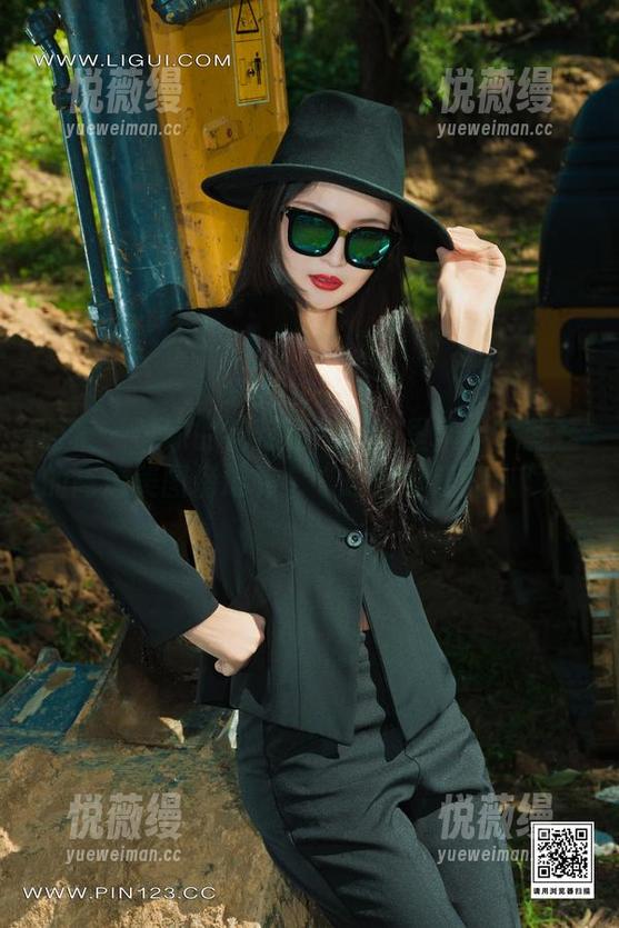 丽柜-蕊蕊 丽柜 - 谁家的花蕊在定制笼里演出?蕊蕊的高清美图傍边有个“想当可爱的人”。