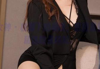 克拉女神 – 校服下的杨暖，原图是轻松，精选的是尴尬。
