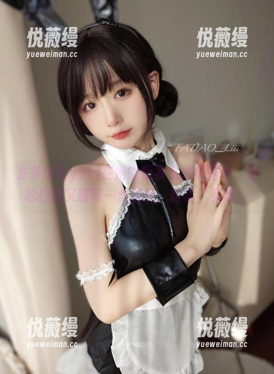 发条少女yoki在她的短裤私拍美图中，轻松自在又略带一丝挑衅，哈哈，有趣。