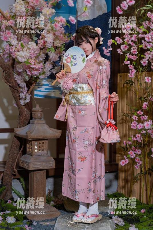 咬一口兔娘 满分细节:咬一口兔娘与眼镜的写真,真的是眼花缭乱!