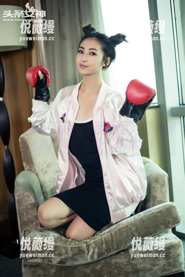 头条女神 - 小晴子牛仔裤资源大全：在线买不起没关系，我们一起摸摸脚步！