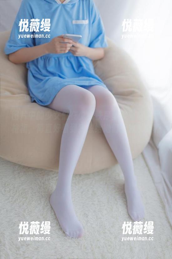 图片中的少女们在少女秩序里穿着白丝棕格裙，简直好看到我想给她们打冠军奖杯！