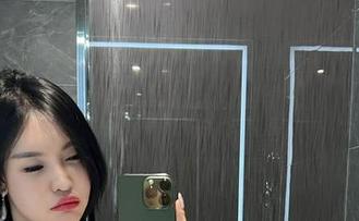 微密圈 – 这张JK的张鑫baby，资源好到恨不得把桌子上的用纸全翻了。