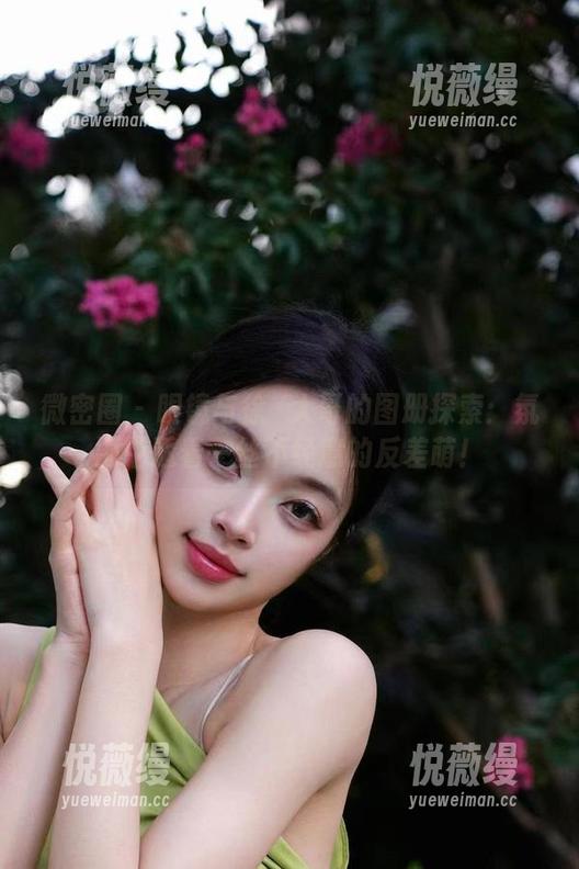 微密圈 - 眼镜与徐珺大哥的图册探索：氛围中透着一丝不经意的反差萌！
