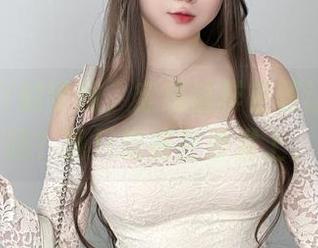 是依酱吖的学妹，穿成这样是想让我学习吗？我只想摊在沙发上。