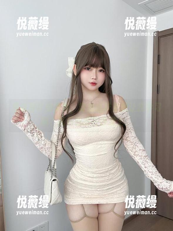 是依酱吖的学妹，穿成这样是想让我学习吗？我只想摊在沙发上。