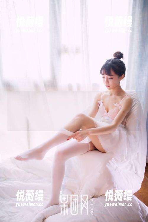 果团网 - “Miss琪泳池”里的自拍原图，想说这水也太清楚了，画面感满分，哈哈！