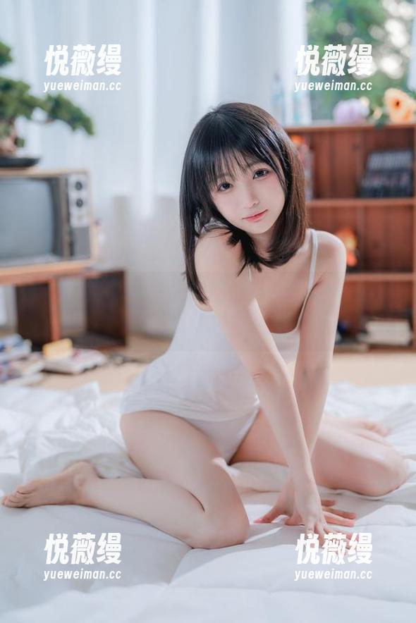 海边私拍：桜井宁宁一抬手就勾走我的视线，作品里全是她的随性。