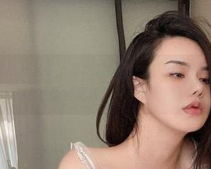 微密圈 – 水蜜桃米米奉上最新套图——红色渔网袜是强势反派，准备好北鼻们来围观吧！