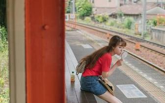 波萝社 – 猫九酱Sakura的最新力作：看她裸足踩在床上的懒散气息？