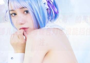 用双人组合尝试“洛丽塔大哥”的美图，从邻居家那儿借来的奇怪台灯也没能挡住我的关注。