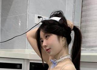 微密圈 – 别眨眼！火龙果羊又在更新，红色连体吊带带来了一点小刺激