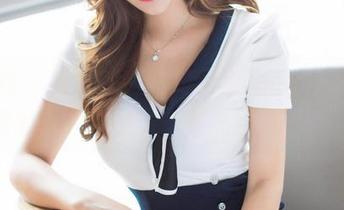 爱蜜社 – 高清视角下的莉娜lena，水手服里的每一个细节都那么引人注目。