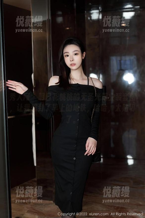 秀人网 - 明日花桃桃的无圣光职业装套图，让我想到了早上的地铁，哈哈，太贴切了。