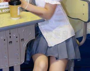 绮梦摄影 – 木木空姐的新私房，随性妩媚，居然原图相比还显得更自然，这样也太让人着迷了。