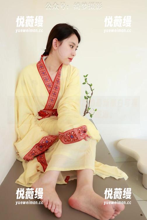 绮梦摄影 - 当你看到露露的最新黑白写真，所有颜色都得乖乖撤退。