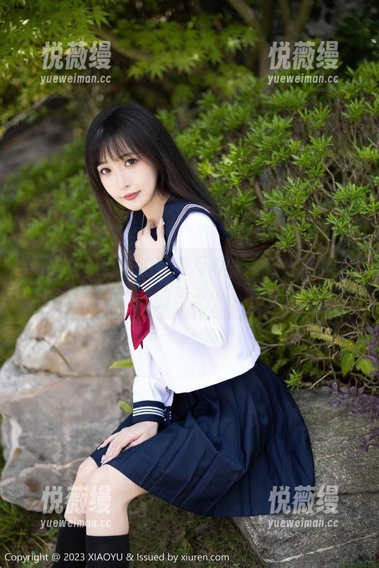 语画界-言沫 语画界 - 言沫的黑色写真,胸口那抹神秘的影子…