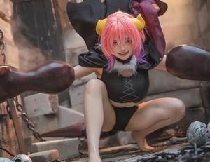 阿寨寨ninja的写真全集：创造力与瑜伽的完美结合