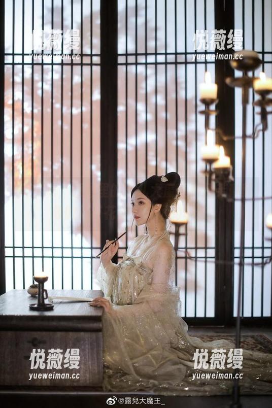 其实吧，原图里的露儿大魔王和伊芙琳就像微风与花香，永远的相依。