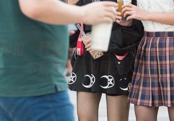 魔镜街拍 – 网盘上的私密：玲玲的一个人车展写真，如同无人区