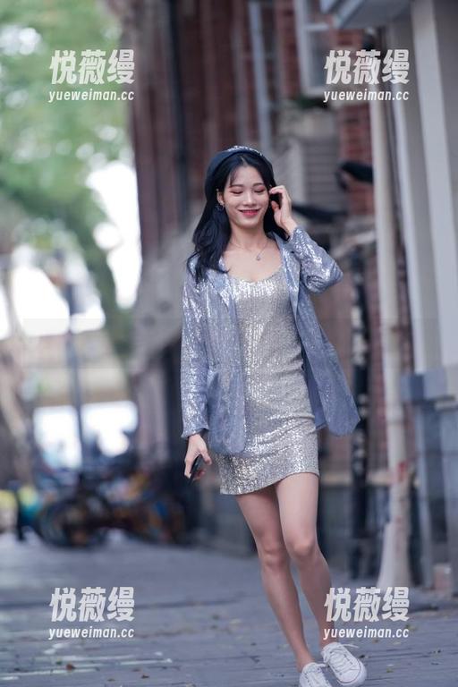 魔镜街拍私拍：当皮裙与长腿交织成诗