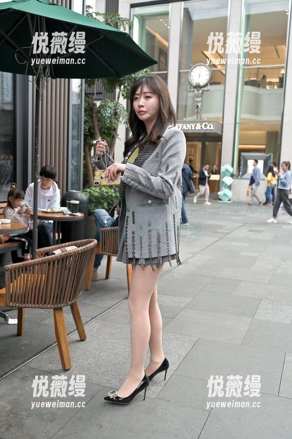 魔镜街拍精选：这位白裙女子，不小心捕捉到了我眼中的她